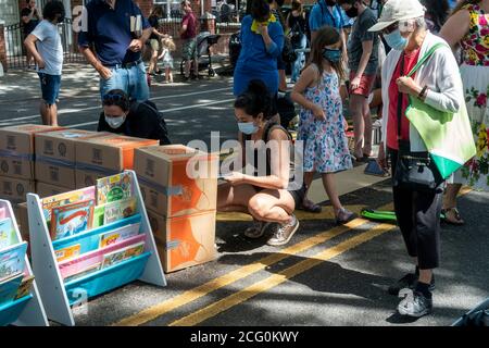 Les amateurs de livres affluent dans le quartier Astoria de Queens à New York le dimanche 30 août 2020 pour parcourir les livres donnés gratuitement lors d'une foire du livre. (© Richard B. Levine) Banque D'Images