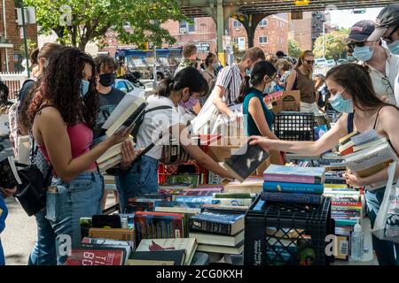 Les amateurs de livres affluent dans le quartier Astoria de Queens à New York le dimanche 30 août 2020 pour parcourir les livres donnés gratuitement lors d'une foire du livre. (© Richard B. Levine) Banque D'Images