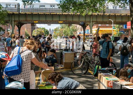 Les amateurs de livres affluent dans le quartier Astoria de Queens à New York le dimanche 30 août 2020 pour parcourir les livres donnés gratuitement lors d'une foire du livre. (© Richard B. Levine) Banque D'Images