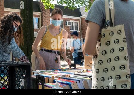 Les amateurs de livres affluent dans le quartier Astoria de Queens à New York le dimanche 30 août 2020 pour parcourir les livres donnés gratuitement lors d'une foire du livre. (© Richard B. Levine) Banque D'Images