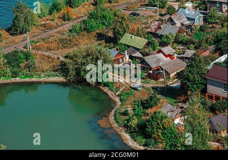 Maisons d'été et cottages à proximité de la Volga dans le Tatarstan. Vue de dessus. Banque D'Images