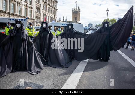 Londres, Royaume-Uni. 08 septembre 2020. La manifestation est rejointe par les Slicks, rebelles en noir, alors qu'elle marche à travers Londres vers la place du Parlement - extinction Banque D'Images