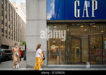 Les gens marchent devant un trou fermé, dans Midtown Manhattan à New York le jeudi 27 août 2020 ( © Richard B. Levine) Banque D'Images