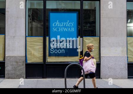 La signalisation annonce un futur bureau Charles Schwab dans le quartier Flatiron de New York le samedi 29 août 2020. (© Richard B. Levine) Banque D'Images