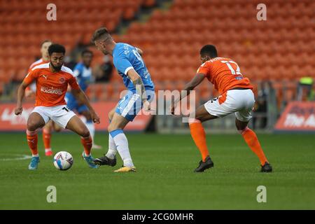 BLACKPOOL, ANGLETERRE. 8 SEPTEMBRE 2020 Scott Quigley de Barrow en action avec Matty Virtue de Blackpool et Grant Ward lors du match de Trophée EFL entre Blackpool et Barrow à Bloomfield Road, Blackpool. (Credit: Mark Fletcher | MI News) Credit: MI News & Sport /Alay Live News Banque D'Images