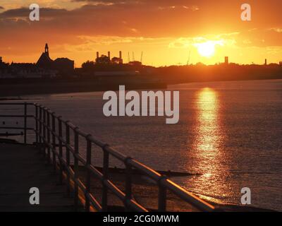 Sheerness, Kent, Royaume-Uni. 8 septembre 2020. Météo au Royaume-Uni : coucher de soleil à Sheerness, Kent. Crédit : James Bell/Alay Live News Banque D'Images