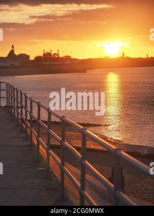 Sheerness, Kent, Royaume-Uni. 8 septembre 2020. Météo au Royaume-Uni : coucher de soleil à Sheerness, Kent. Crédit : James Bell/Alay Live News Banque D'Images