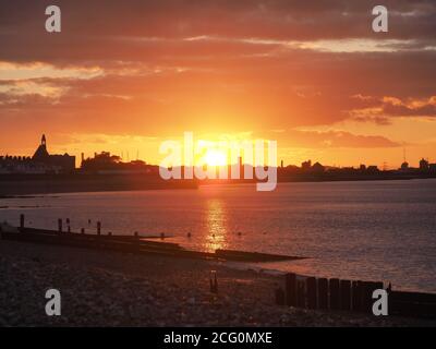 Sheerness, Kent, Royaume-Uni. 8 septembre 2020. Météo au Royaume-Uni : coucher de soleil à Sheerness, Kent. Crédit : James Bell/Alay Live News Banque D'Images