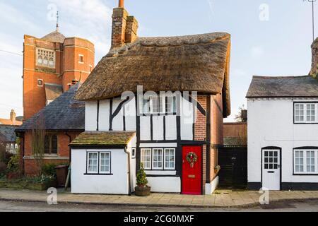 WINSLOW, Royaume-Uni - 29 décembre 2019. Rue avec maisons du patrimoine à Noël avec chalet de chaume. Winslow, Buckinghamshire, Royaume-Uni Banque D'Images