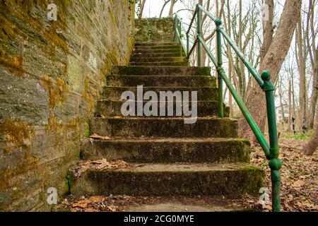 Vue sur un ancien ensemble d'escaliers Cobblestone avec un Wall à côté dans un parc dans la banlieue de Pennsylvanie Banque D'Images