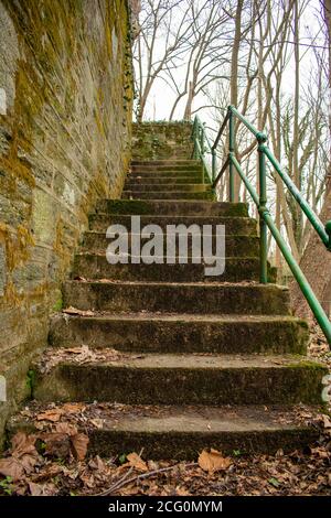 Vue sur un ancien ensemble d'escaliers Cobblestone avec un Wall à côté dans un parc dans la banlieue de Pennsylvanie Banque D'Images