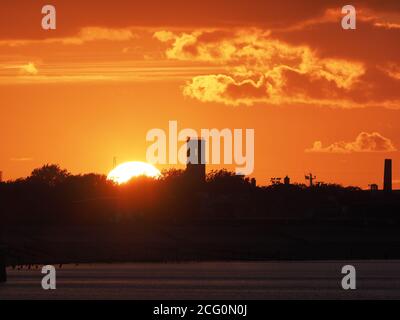 Sheerness, Kent, Royaume-Uni. 8 septembre 2020. Météo au Royaume-Uni : coucher de soleil à Sheerness, Kent. Crédit : James Bell/Alay Live News Banque D'Images