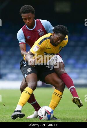 SOUTHEND ON SEA, ANGLETERRE. 8 SEPTEMBRE Sean Adarkwa de West Ham United lutte pour possession avec Miles Mitchell-Nelson de Southend United lors du match de Trophée de l'EFL entre Southend United et West Ham United à Roots Hall, Southend. (Credit: Jacques Feeney | MI News) Credit: MI News & Sport /Alay Live News Banque D'Images