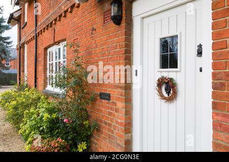 Avant d'une maison victorienne de luxe d'époque en Angleterre avec Couronne de Noël sur une porte en bois blanc Banque D'Images