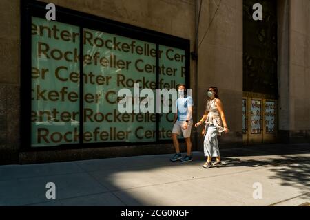 Des gens marchent devant des espaces de vente au détail vacants au Rockefeller Center à Midtown Manhattan à New York lors de la pandémie COVID-19, le dimanche 6 septembre 2020. (© Richard B. Levine) Banque D'Images