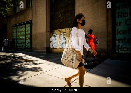 Des gens marchent devant des espaces de vente au détail vacants au Rockefeller Center à Midtown Manhattan à New York lors de la pandémie COVID-19, le dimanche 6 septembre 2020. (© Richard B. Levine) Banque D'Images