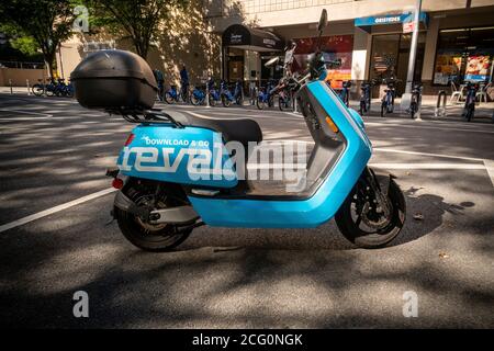 Un cyclomoteur électrique de la compagnie de partage de cyclomoteurs Revel gara dans le quartier de Chelsea à New York le vendredi 4 septembre 2020. Revel a rendu ses scooters dans la rue après avoir émis une série de protocoles de sécurité que les cavaliers doivent respecter. (© Richard B. Levine) Banque D'Images