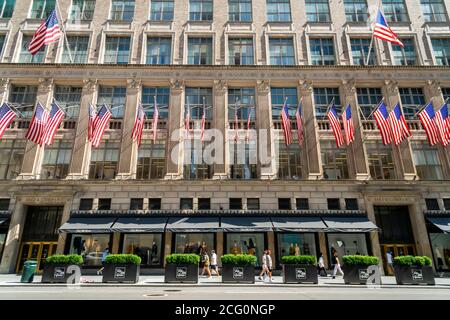 Le grand magasin Saks Fifth Avenue à Midtown Manhattan à New York le dimanche 6 septembre 2020. (© Richard B. Levine) Banque D'Images