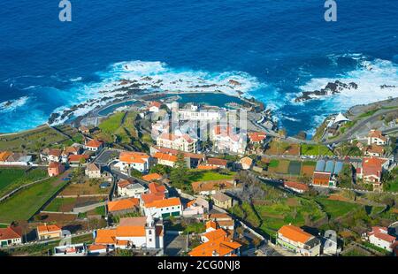 Vue aérienne de la ville de Porto Moniz, célèbre pour ses piscines naturelles de lave volcanique. Madère Banque D'Images