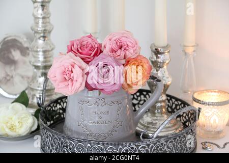 décoration romane avec bouquet de roses dans des tons pastel Banque D'Images