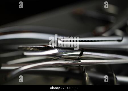 Macro-gros plan de la pince à aiguille en acier chirurgical Banque D'Images