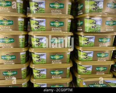 Viersen, Allemagne - juillet 9. 2020: Vue sur les emballages de beurre irlandais kerrygold empilés dans un supermarché allemand (accent sur la pile au centre) Banque D'Images