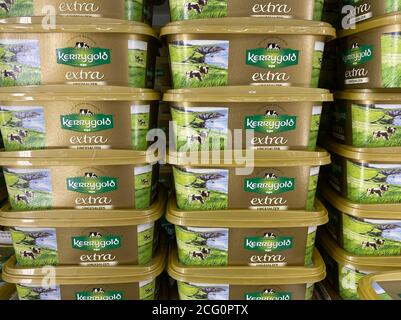 Viersen, Allemagne - juillet 9. 2020: Vue sur les emballages de beurre irlandais kerrygold empilés dans un supermarché allemand (accent sur la pile au centre) Banque D'Images