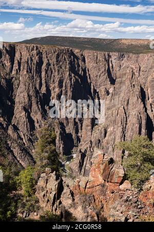 Black Canyon of the Gunnison est une gorge profonde, sculptée par la rivière Gunnison. Un lieu touristique populaire dans le sud-ouest du Colorado. Banque D'Images