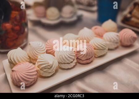 Pâtisseries sucrées desserts. Restauration pour le dîner. Concept anniversaire de mariage Banque D'Images