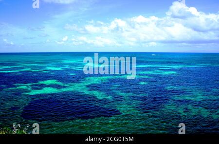 Eaux de l'océan Indien près des îles exotiques des Seychelles. Aquarelle bleu azur incroyable. Eau d'aigue-marine. Récif de corail. Jour ensoleillé. Belle surface de mer. Banque D'Images