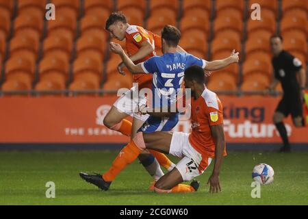 BLACKPOOL, ANGLETERRE. 8 SEPTEMBRE 2020 Luke James de Barrow en action avec Michael Nottingham de Blackpool lors du match de Trophée EFL entre Blackpool et Barrow à Bloomfield Road, Blackpool. (Credit: Mark Fletcher | MI News) Credit: MI News & Sport /Alay Live News Banque D'Images