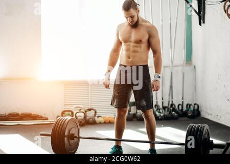 mettre en forme l'homme se préparant à l'entraînement de barbell dans la salle de gym Banque D'Images