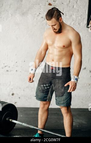 Portrait d'UN homme physiquement en forme dans UN club de santé Banque D'Images