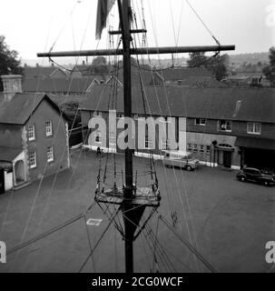 AJAXNETPHOTO. 1962. FAIRWATER, CARDIFF, PAYS DE GALLES. - COLLÈGE DE FORMATION DES MARINS - COLLÈGE NAUTIQUE DE REARDON SMITH ET MÂT D'ESCALADE DE 98FT; VUE DEPUIS LE TOIT D'HÉBERGEMENT DES CADETS SUR LE TERRAIN DE PARADE ET LE BLOC ADMIN. LE SITE EST MAINTENANT (EN 2020) UN DOMAINE RÉSIDENTIEL. PHOTO:JONATHAN EASTLAND/AJAX REF:1962 143 Banque D'Images