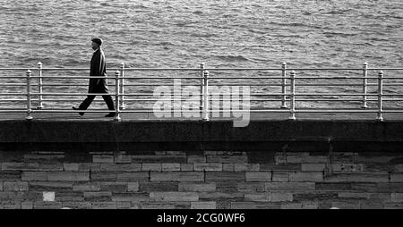 AJAXNETPHOTO. 1969. SOUTHSEA, ANGLETERRE. - UNE PROMENADE AU BORD DE LA MER - L'HOMME FAIT UNE PROMENADE LE LONG DU FRONT DE MER PRÈS DE CLARENCE PIER. PHOTO:JONATHAN EASTLAND/AJAX REF:356912 18 34 Banque D'Images