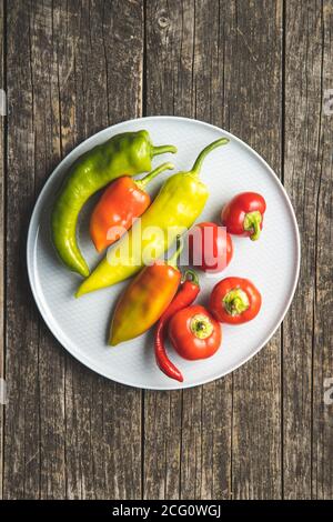 Différents types de légumes poivrons sur l'assiette. Vue de dessus. Banque D'Images