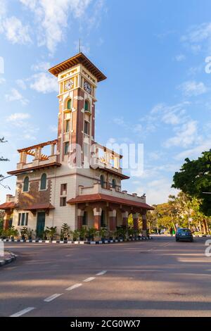 Alexandrie, Egypte - 13 décembre 2018 : Tour de l'horloge du Parc du Palais Montazah Banque D'Images