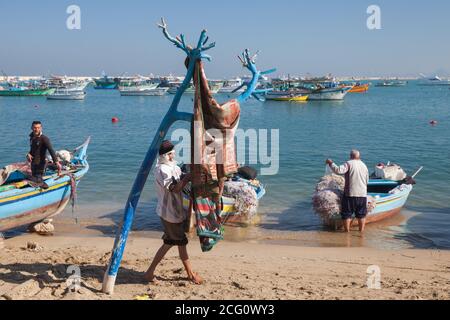 Alexandrie, Égypte - 14 décembre 2018 : les pêcheurs sont dans l'ancien port de pêche d'Alexandrie Banque D'Images