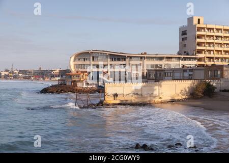 Alexandrie, Égypte - 13 décembre 2018 : paysage avec de vieilles maisons vivantes sur une côte de la mer Méditerranée. Quartier Montazah d'Alexandrie. Pêcheur est Banque D'Images