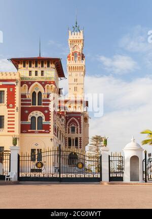 Alexandrie, Egypte - 13 décembre 2018 : extérieur du palais Montazah à la journée ensoleillée, photo verticale Banque D'Images