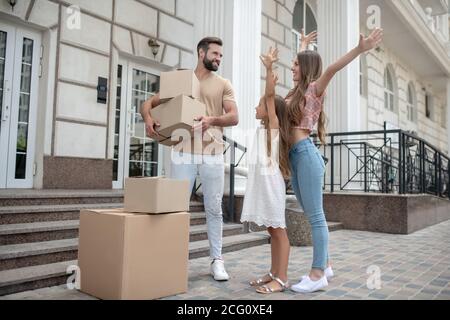 Famille heureuse debout avec des cardboards et se sentant excitée Banque D'Images