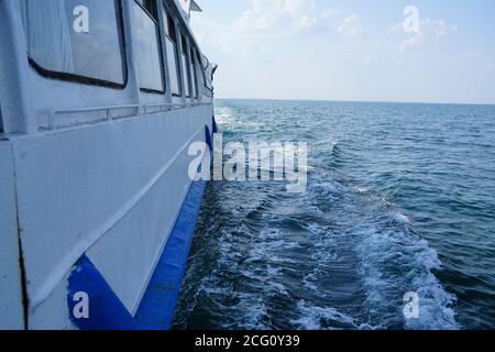 bateau navigue sur la mer, vue latérale du navire Banque D'Images