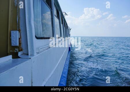 bateau navigue sur la mer, vue latérale du navire Banque D'Images