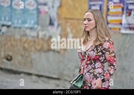 Femme blonde dans l'avenue Shota Rustaveli, Tbilissi, Géorgie Banque D'Images