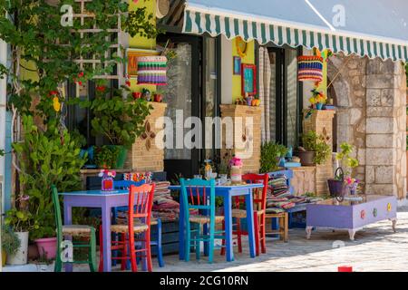 un café, bistro ou taverne coloré à keri, sur l'île grecque de zante ou zakynthos. Banque D'Images