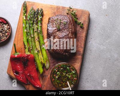 steak de viande juteux rôti aux asperges, poivre, sauce, gros plan Banque D'Images