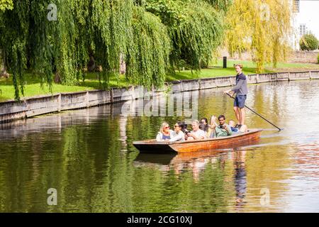 Les gens et les familles punting sur la rivière Cam dans le Cambridgeshire ville de Cambridge Angleterre Banque D'Images