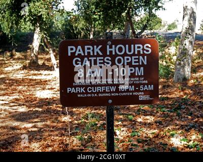 Panneau des heures d'ouverture du parc de la zone de préparation de la barbe, sentier régional d'Alameda Creek, Californie Banque D'Images