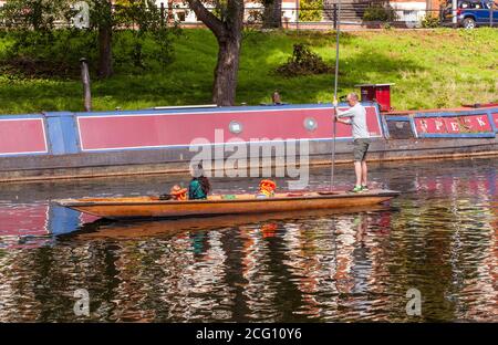 Les gens et les familles punting sur la rivière Cam dans le Cambridgeshire ville de Cambridge Angleterre Banque D'Images