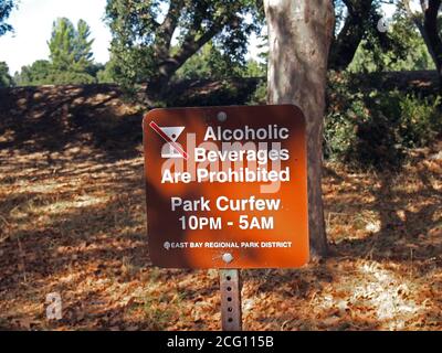 Boissons alcoolisées interdites, couvre-feu du parc Beard Staging Area signe des heures du parc, Alameda Creek Regional Trail, Californie Banque D'Images